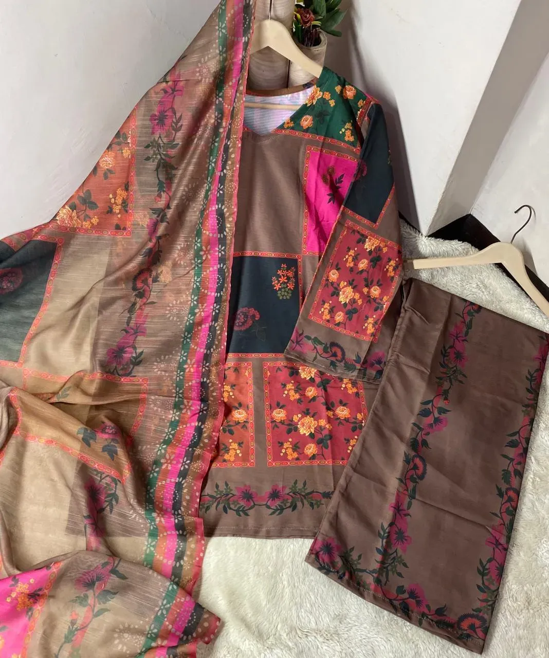 Doria Lawn 3Pc Suit Brown Pink 21" Set - Image 3